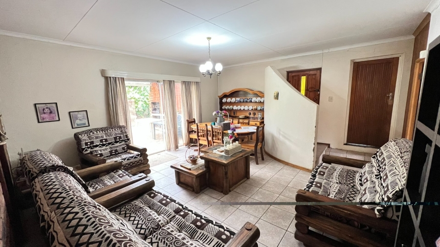 4 Bedroom Property for Sale in Langenhovenpark Free State